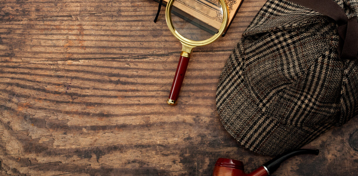 Rätsel lösen, Hut, Lupe und Pfeife von Sherlock Holmes