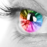 Offenes Auge mit verschiedenen Farben in der Pupille