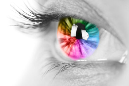 Offenes Auge mit verschiedenen Farben in der Pupille